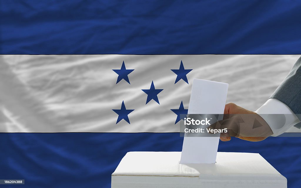 Homem de voto em eleições em honduras frente da bandeira - Foto de stock de Adulto royalty-free