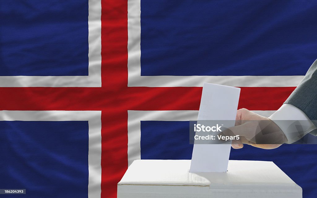 Uomo di voto sulle elezioni in Islanda davanti bandiera - Foto stock royalty-free di Adulto