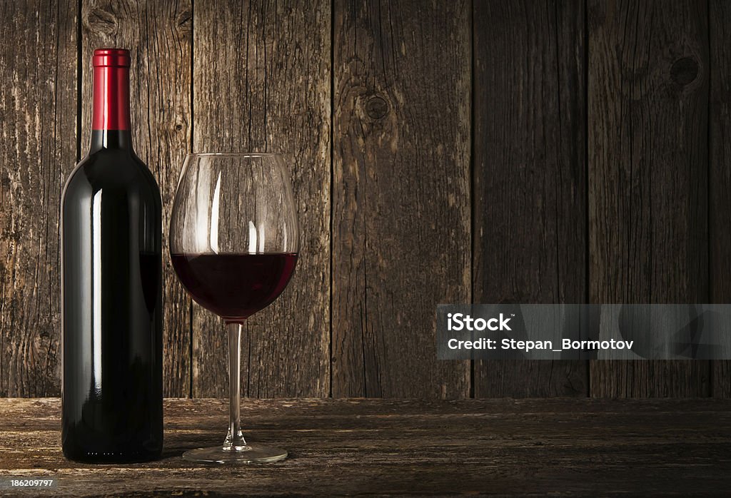 Bottiglia di vino rosso e vetro - Foto stock royalty-free di Tavolo