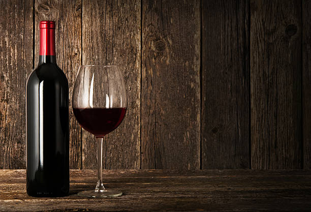 Butelka czerwonego wina i szkła – zdjęcie