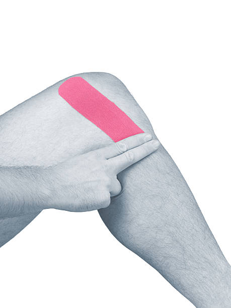 physiotherapie für knie schmerzen, schmerzen und verspannungen - human knee physical injury bandage muscular build stock-fotos und bilder
