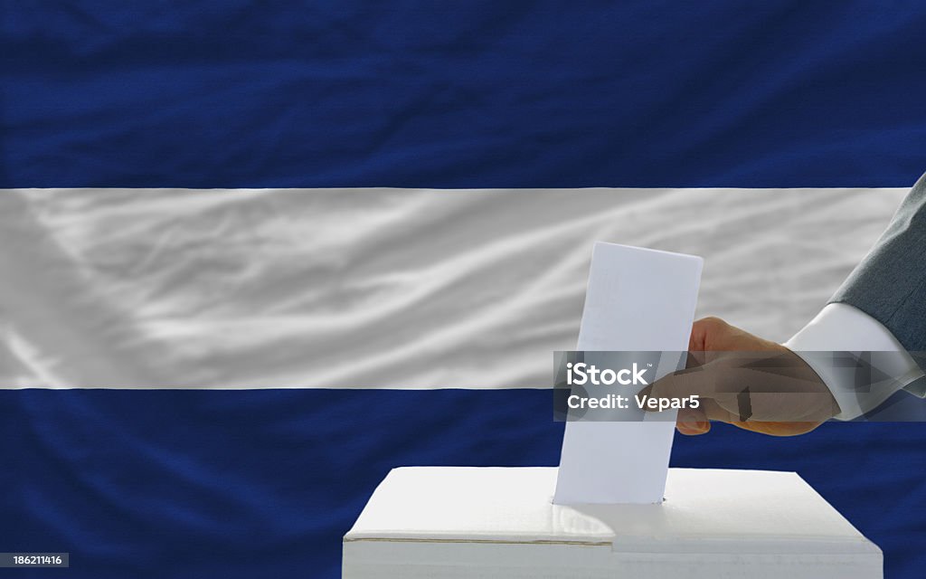Homem de voto em eleições na Nicarágua frente da bandeira - Royalty-free Adulto Foto de stock