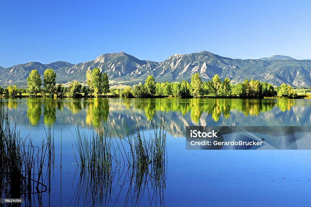 Boulder Flatirons entfernt in den Herbst - Lizenzfrei Boulder Stock-Foto