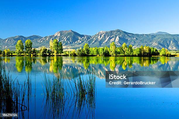 Boulder Flatirons Entfernt In Den Herbst Stockfoto und mehr Bilder von Boulder - Boulder, Baum, Blau