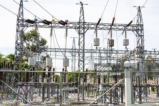 Estação De Energia Elétrica Com Cordas E Cabos E Poderosa Transformadores - Fotografias de stock e mais imagens de Alta Voltagem