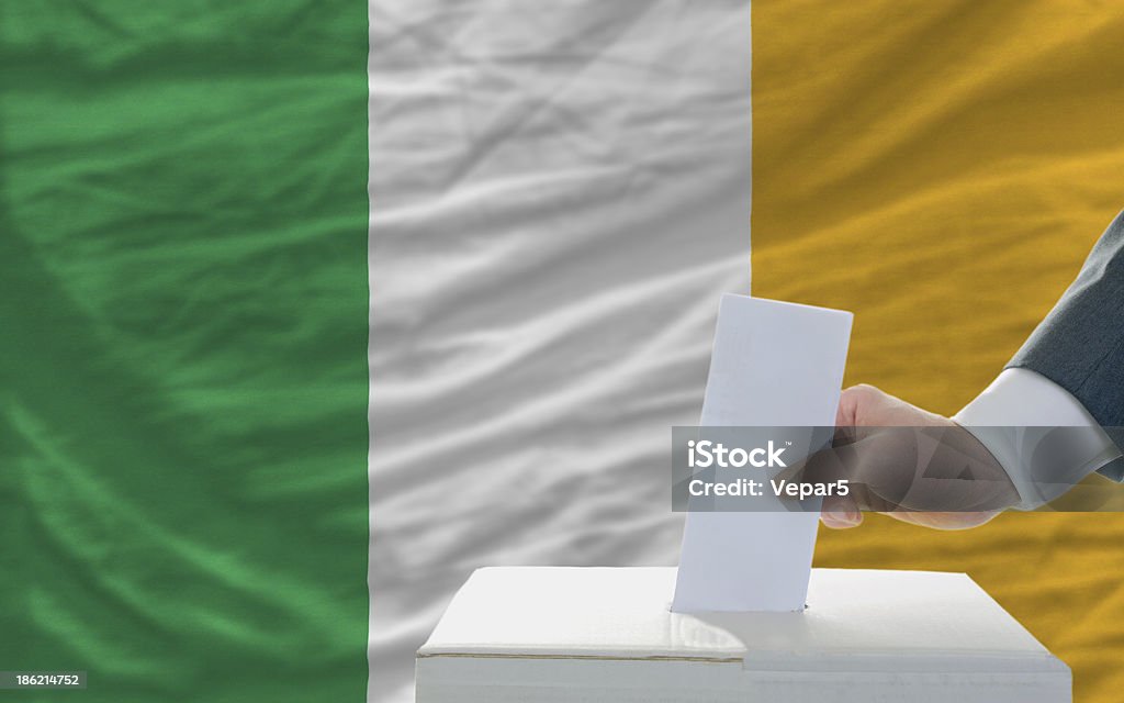 Mann, die Abstimmung über Wahlen in Irland vor Flagge - Lizenzfrei Demokratie Stock-Foto