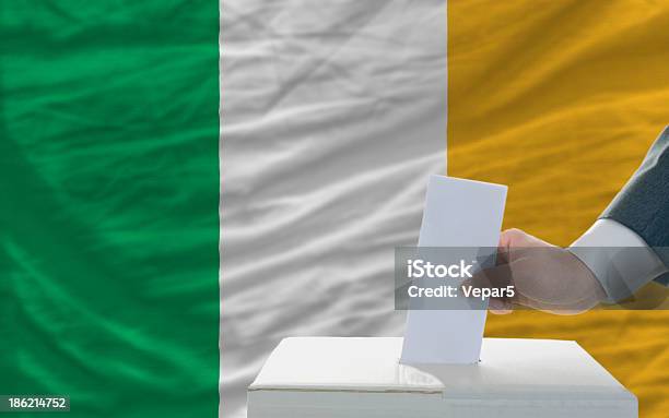 Mann Die Abstimmung Über Wahlen In Irland Vor Flagge Stockfoto und mehr Bilder von Demokratie
