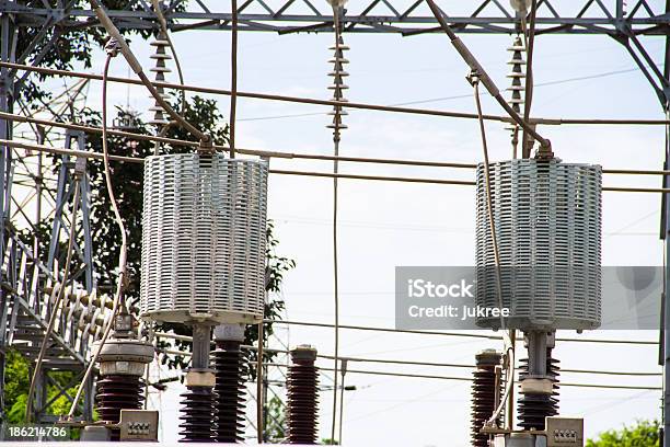 Electric Power Station Z Biegunów Kabli I Potężne Transformatorów - zdjęcia stockowe i więcej obrazów Amperaż
