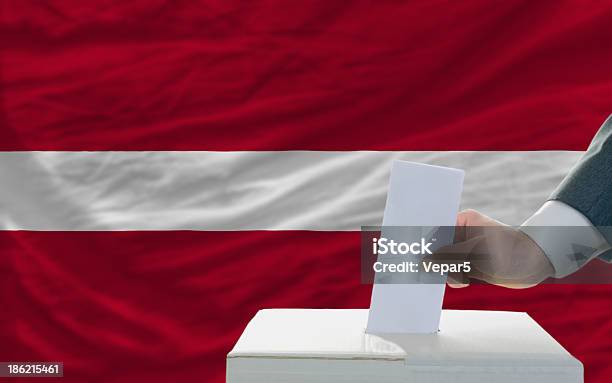 Człowiek Głosowania W Wyborach W Przód Flaga Łotwy - zdjęcia stockowe i więcej obrazów Część - Część, Demokracja, Dorosły