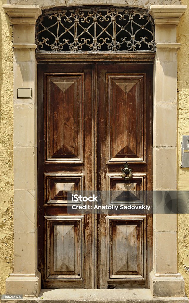Старый фасад в дверь в город Ретимнон. - Стоковые фото Антиквариат роялти-фри