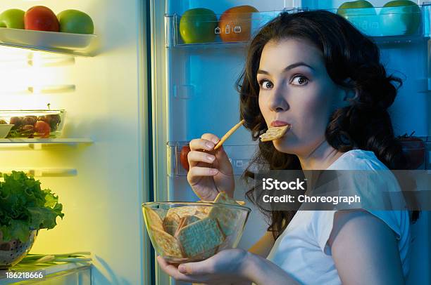 Refrigerador Con Alimentos Foto de stock y más banco de imágenes de Tentempié - Tentempié, Comer, Noche