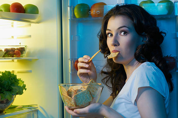 geladeira com alimentos - cookie women eating beautiful - fotografias e filmes do acervo