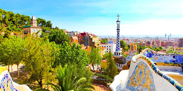 dem berühmten sommer park guell über strahlend blauem himmel - barcelona antonio gaudi casa battlo spain stock-fotos und bilder