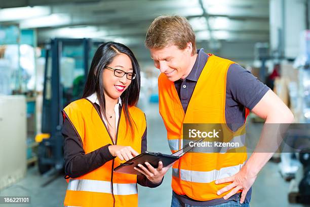 Conductor De Carretilla Elevadora En Almacén Y Supervisor Foto de stock y más banco de imágenes de Adulto