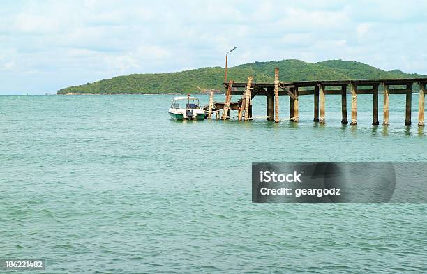 木製ボート埠頭と駐車場 - クルーズのストックフォトや画像を多数ご用意 - クルーズ, タイ王国, マリーナ