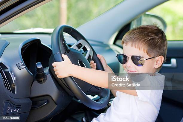 Engraçado Condutor No Aluguer - Fotografias de stock e mais imagens de Conduzir - Conduzir, Criança, Filhos