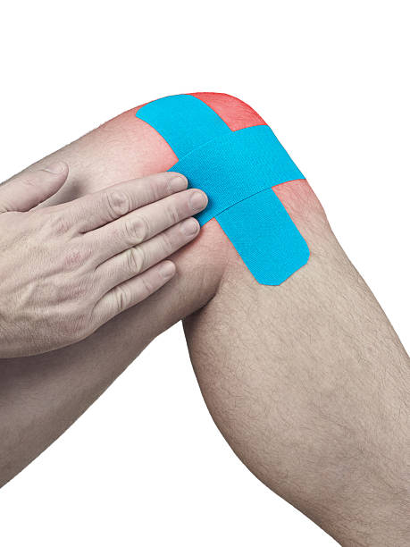 fisioterapia del ginocchio dolore, indolenzimento e iperteso - human knee physical injury bandage muscular build foto e immagini stock