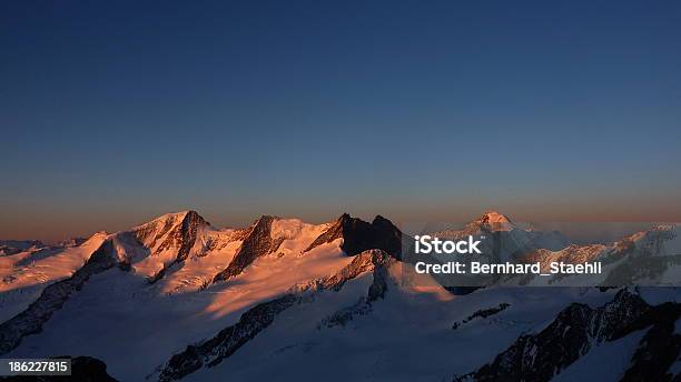 Hermoso Amanecer Foto de stock y más banco de imágenes de Aire libre - Aire libre, Alpes Europeos, Amanecer