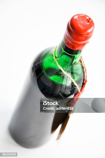 Botella De Vino Tinto De Foto de stock y más banco de imágenes de Anticuado - Anticuado, Antigualla, Arte