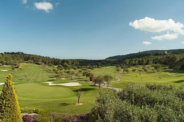 vue sur le club-house du golf - überblick photos et images de collection