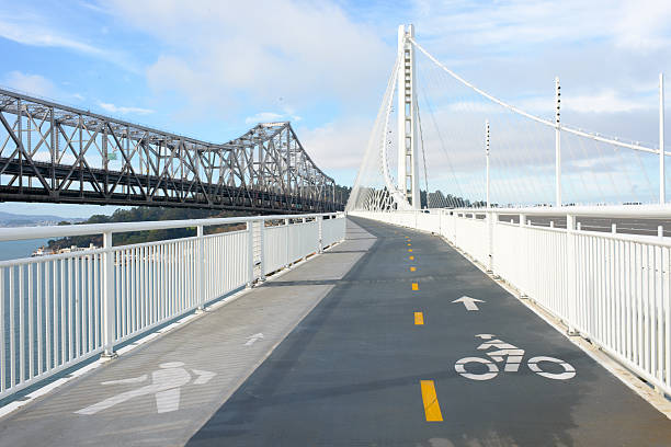 nouveau bay bridge trail - san francisco oakland bay bridge photos et images de collection