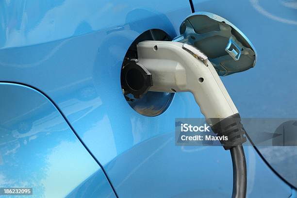 Coche Eléctrico Se Cobra Foto de stock y más banco de imágenes de Coche eléctrico - Coche alternativo - Coche eléctrico - Coche alternativo, Vehículo eléctrico, Batería