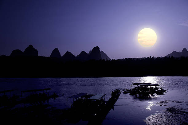 桂林の夜景 - wooden raft ストックフォトと画像