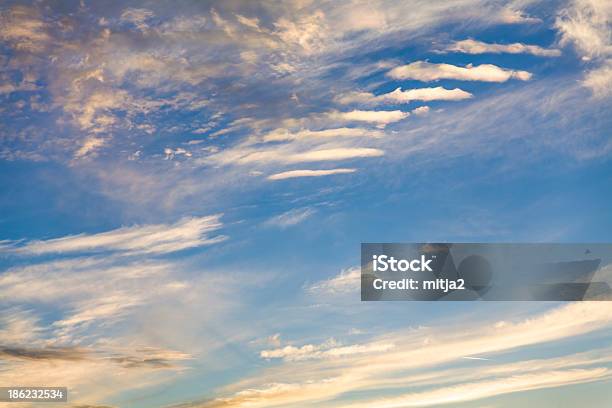 Paisaje Con Nubes Foto de stock y más banco de imágenes de Aire libre - Aire libre, Amarillo - Color, Azul