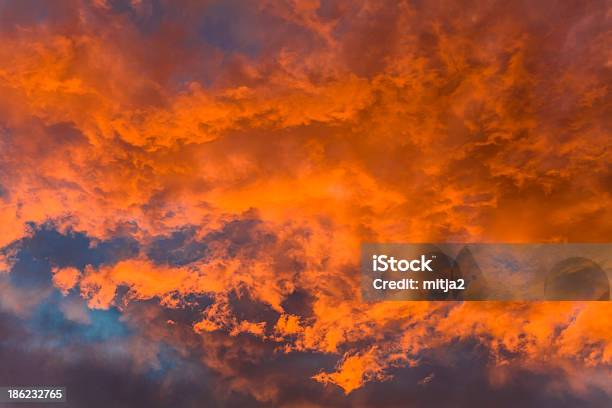 Nubes Al Atardecer Foto de stock y más banco de imágenes de Aire libre - Aire libre, Azul, Belleza de la naturaleza