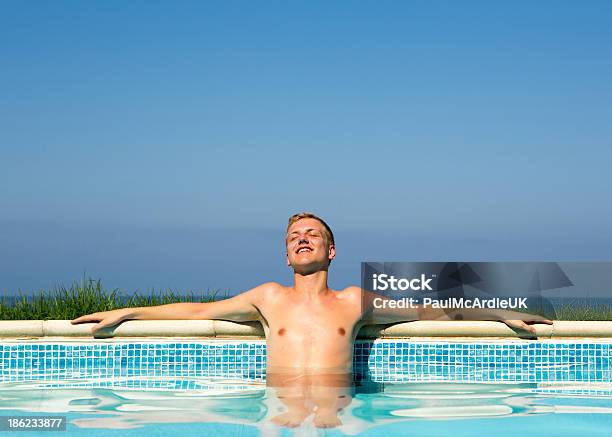 Foto de Jovem Tomando Sol Na Piscina e mais fotos de stock de 18-19 Anos - 18-19 Anos, 20 Anos, Adulto