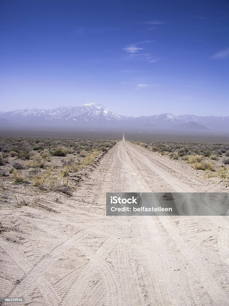 砂漠の未舗装道路 - からっぽのロイヤリティフリーストックフォト