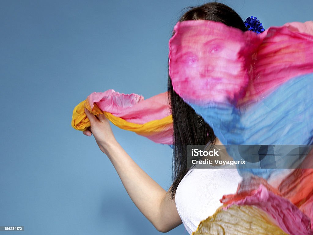 Linda mulher com um xale de verão voando no rosto - Foto de stock de Adulto royalty-free
