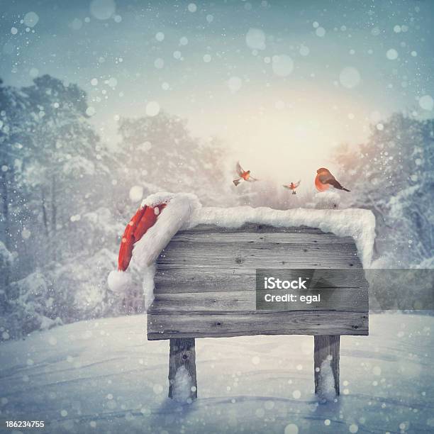 Hölzerne Schild Im Winter Forest Stockfoto und mehr Bilder von Weihnachten - Weihnachten, Schild, Holz