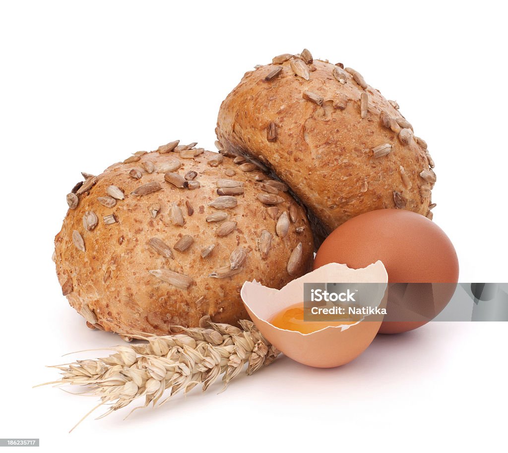 Булочка с семена и broken egg - Стоковые фото Без людей роялти-фри