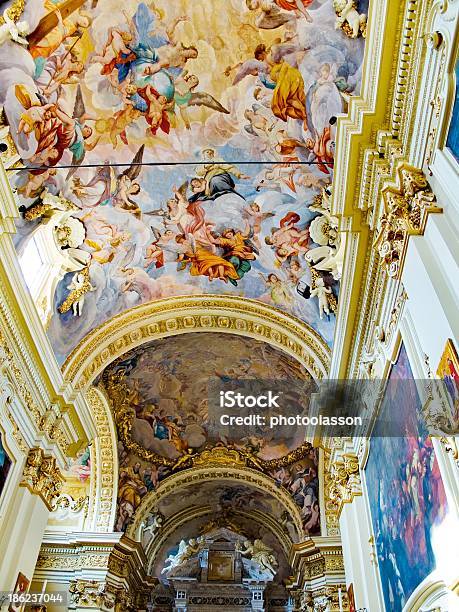 Soffitto Della Chiesa Crocifisso In Casa Di Di Santuario - Fotografie stock e altre immagini di Affresco