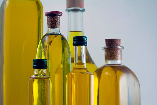 bouteilles d'huile d'olive extra-vierge - cooking oil extra virgin olive oil olive oil bottle photos et images de collection