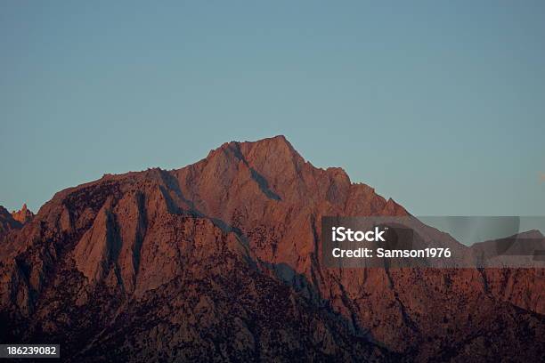 Lone Pine Peak Bei Sonnenaufgang Stockfoto und mehr Bilder von Alpenglühen - Alpenglühen, Amerikanische Sierra Nevada, Berg Lone Pine Peak