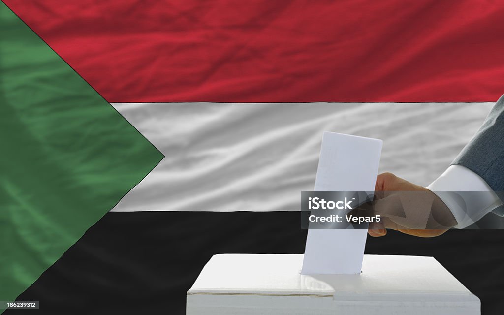 Homem de voto em eleições no Sudão frente da bandeira - Foto de stock de Adulto royalty-free