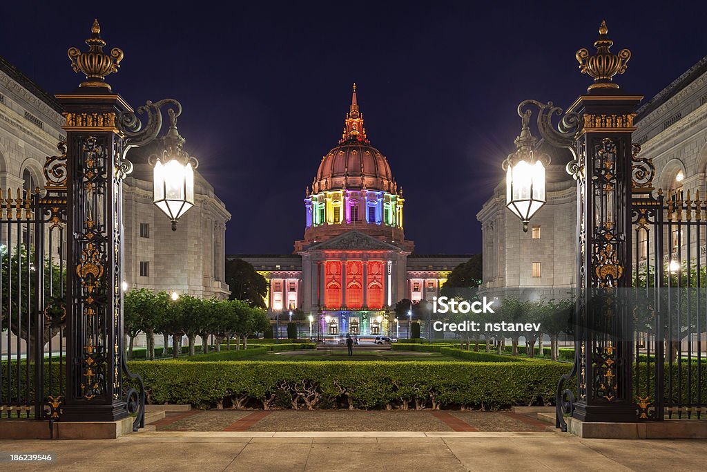 San Francisco City Hall in Rainbow Colors - Foto de stock de San Francisco libre de derechos
