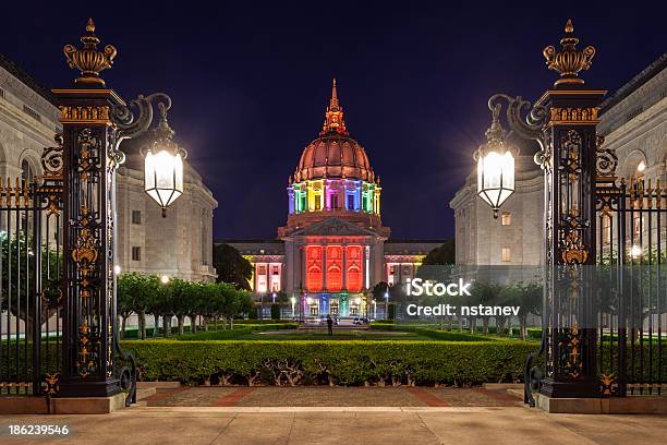 San Francisco City Hall In Rainbow Colors Foto de stock y más banco de imágenes de San Francisco - San Francisco, Evento Orgullo LGTBIQ, Desfile del orgullo gay