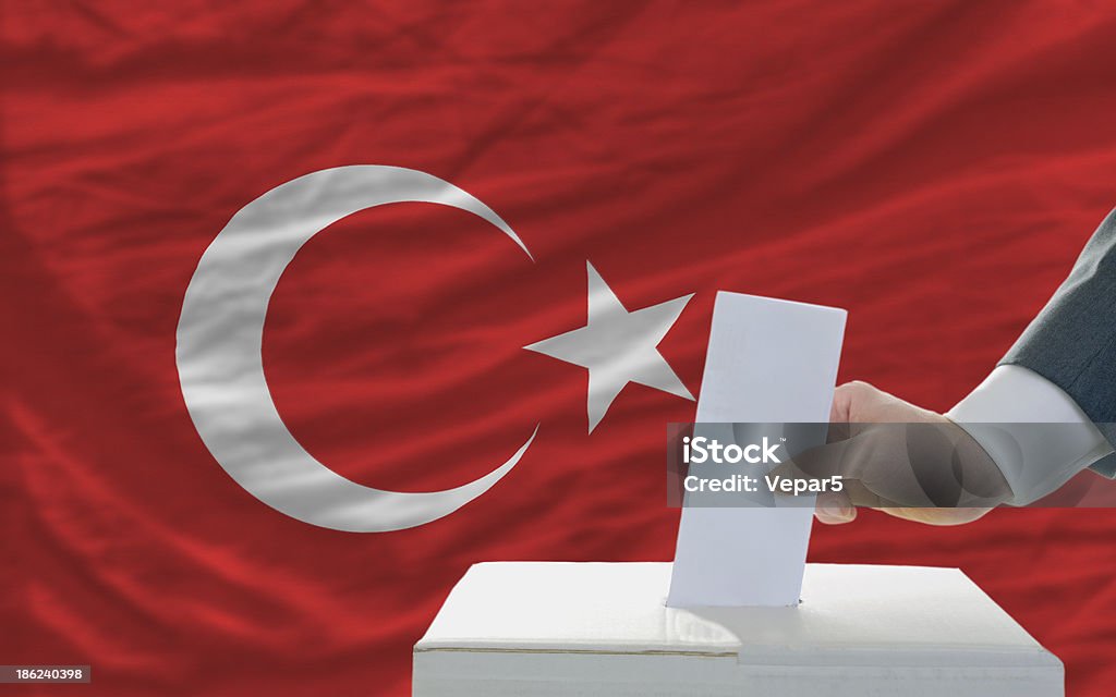 Homme de voter sur les élections en Turquie de drapeau sur le devant. - Photo de Turquie libre de droits