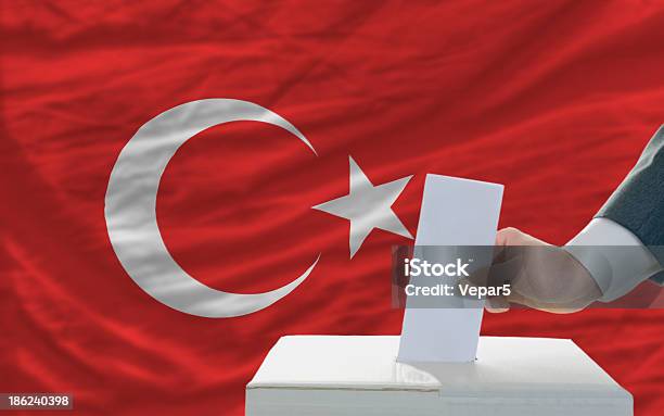 Uomo Di Voto Sulle Elezioni In Turchia Davanti Bandiera - Fotografie stock e altre immagini di Turchia