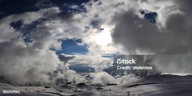 Panorama De Las Montañas Foto de stock y más banco de imágenes de Actividad - Actividad, Aire libre, Azul