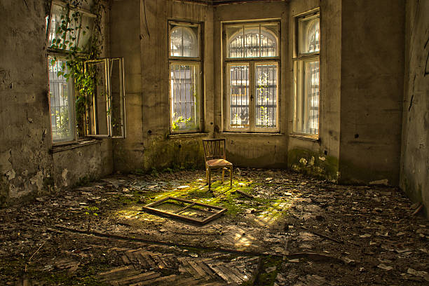 vieille chaise dans une maison abandonnée dilapidée - abandonded photos et images de collection