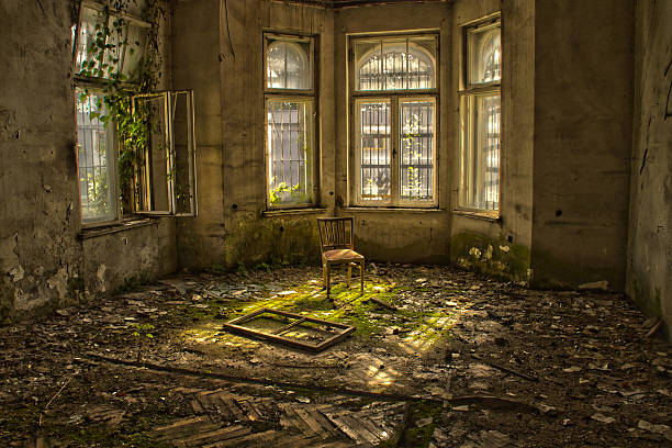 늙음 의자 있는 포기됨 dilapidated 하우스 - abandonded 뉴스 사진 이미지