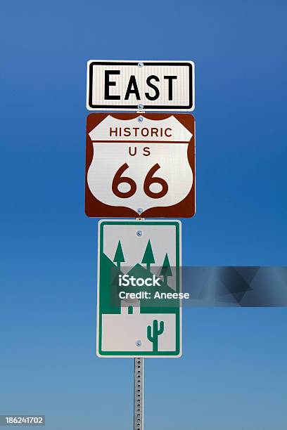 Route 66 Znak Drogowy - zdjęcia stockowe i więcej obrazów Arteria - Arteria, Bez ludzi, Bezchmurne niebo