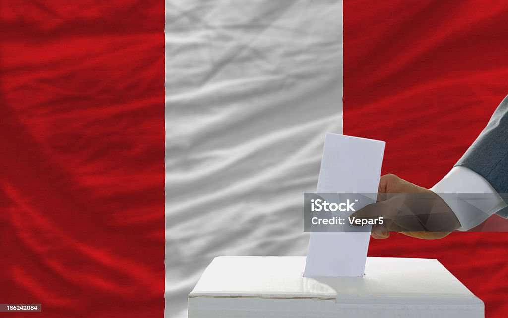 Homem de voto em eleições no peru frente da bandeira - Foto de stock de Adulto royalty-free