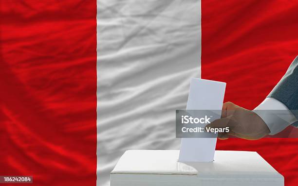 Человек В Голосовании На Выборах В Перу Перед Флаг — стоковые фотографии и другие картинки Взрослый - Взрослый, Впереди, Выбор