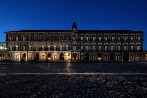 Naples, nocturne plebiscito pies con el Palacio Real photo
