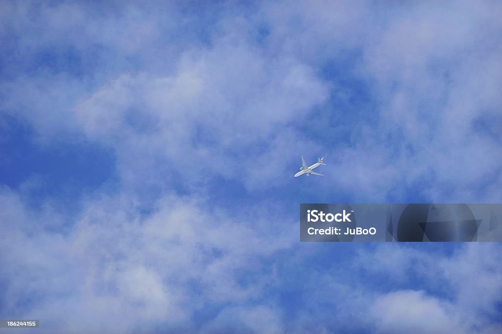 Jet bajo nubes - Foto de stock de Aeropuerto libre de derechos